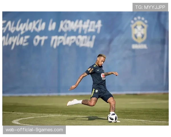 巴西队内训练视频显示，内马尔已参与全队合练，状态良好